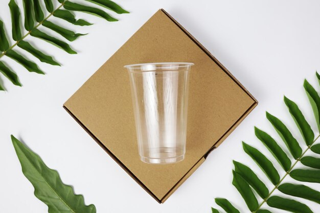 Vaso de plástico para la bebida de tu producto Foto gratis