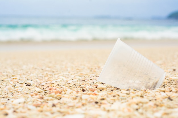 Vaso de plastico en la playa