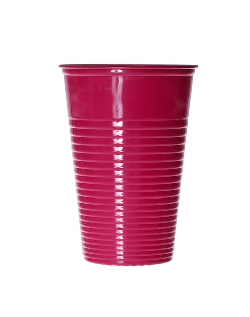 Vaso de plástico rojo aislado contra un fondo blanco Foto de alta resolución