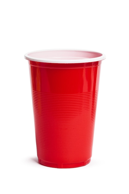 Vaso de plástico rojo aislado en un fondo blanco.