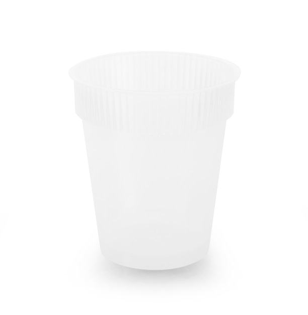 Vaso de plástico vacío sobre un fondo blanco.