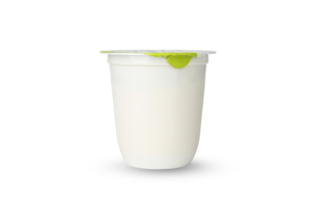 Vaso de plástico de yogur aislado sobre fondo blanco.