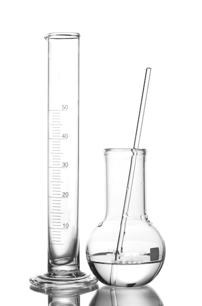 Vaso de precipitados y matraz de medición vacíos con agua y con reflejo aislado en blanco