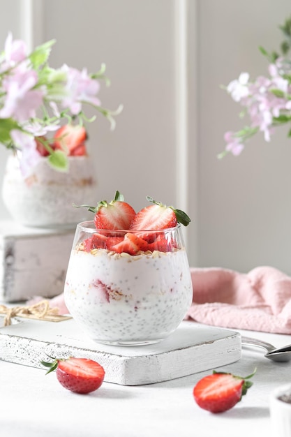 Un vaso de pudín de chía y fresas con fresas encima