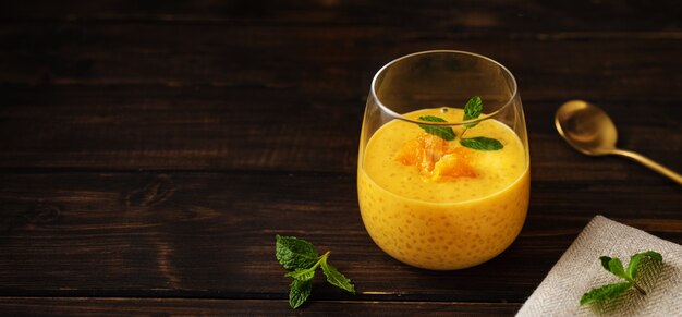 Un vaso con pudín de tapioca vegano con sabor a naranja