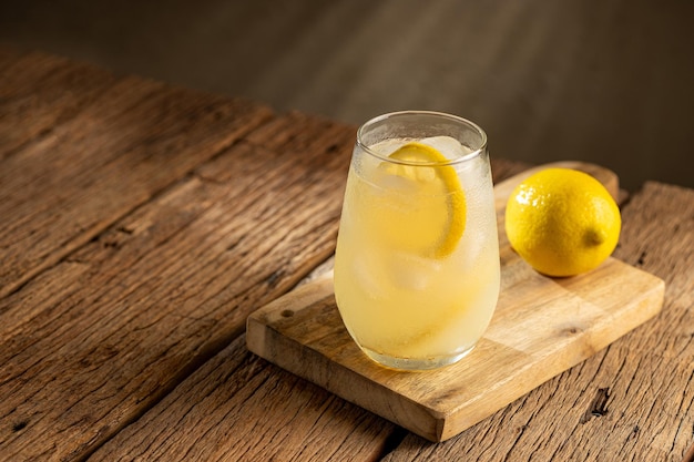 Un vaso de refrescante bebida casera con limón