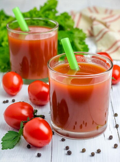 Vaso refrescante de jugo de tomate