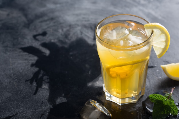 Vaso de refrescante limonada casera con hielo y menta