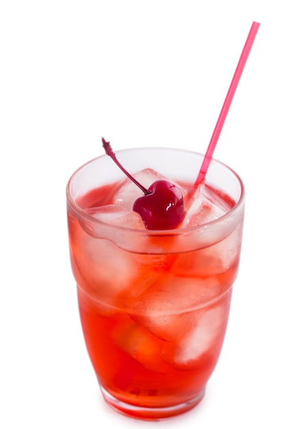 Vaso de refresco de cereza con hielo. Aislado en blanco