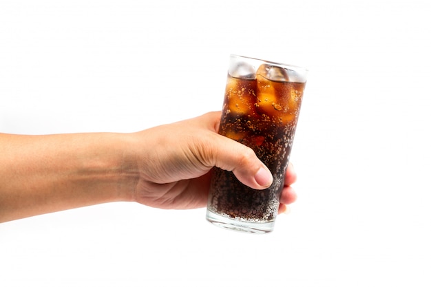 Vaso de refresco de cola con hielo en la mano sobre fondo blanco