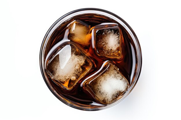 Vaso de refresco con hielo aislado sobre fondo blanco desde la parte superior