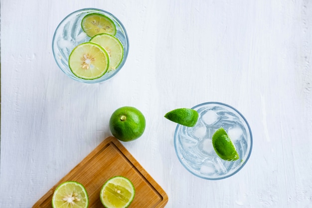 Un vaso de refresco de limón y lima sobre la mesa