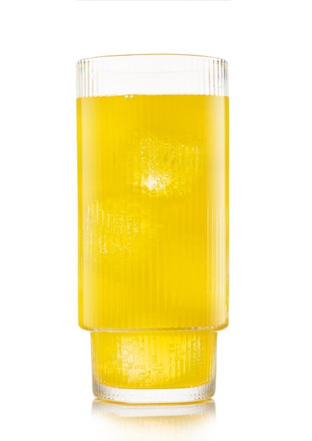 Vaso de refresco de naranja con cubitos de hielo y burbujas en blanco