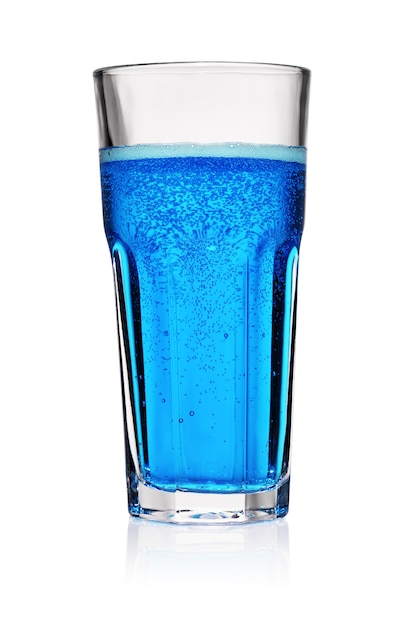 Vaso de refresco de soda azul con burbujas de gas aislado sobre fondo blanco.