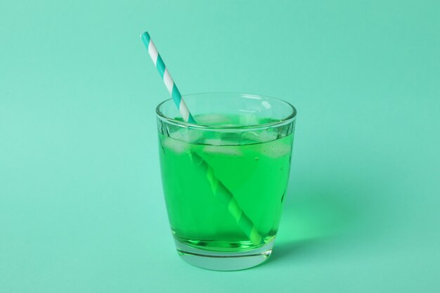 Vaso de refresco verde sobre la superficie de la menta