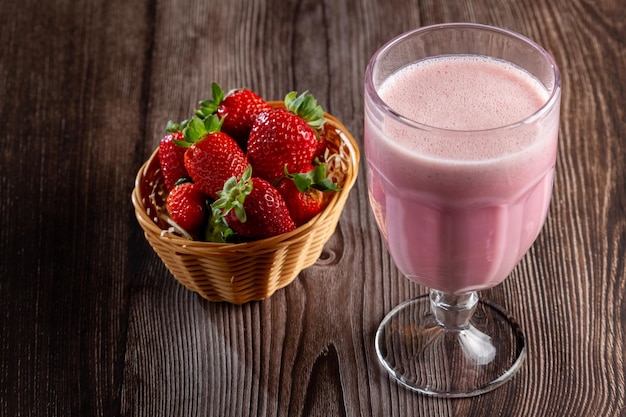 Vaso con sabroso batido de fresa