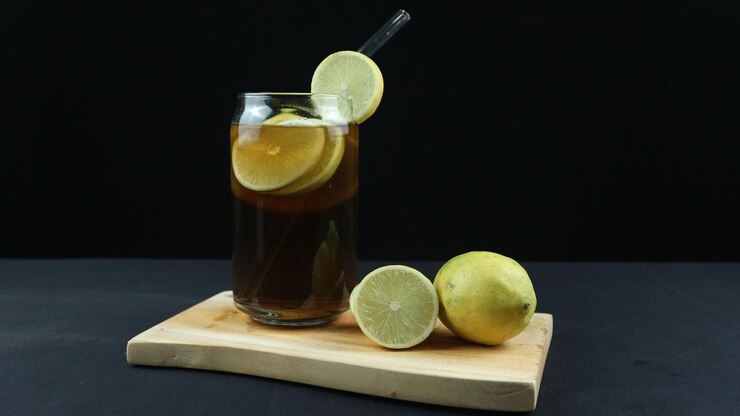 Foto vaso de sabroso té helado de long island sobre un fondo oscuro con espacio para el texto