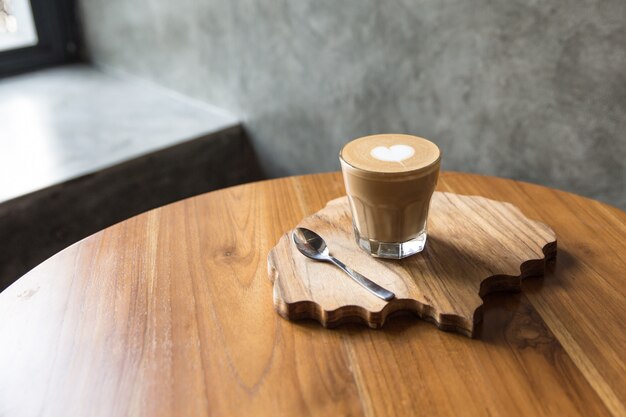 Vaso de sabroso último con amor arte en la mesa de madera y escritorio con textura.