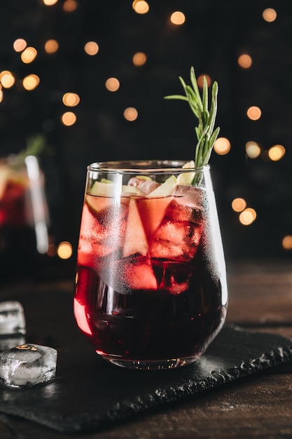 Un vaso de sangría con hielo.