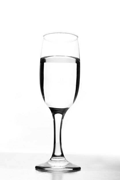 Foto un vaso sobre un fondo blanco.