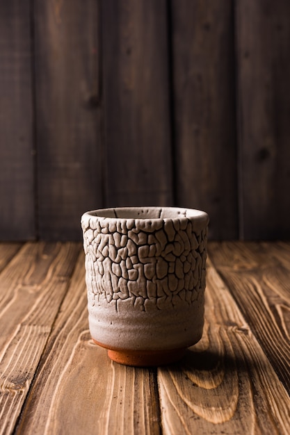 Foto un vaso sobre fondo de madera. la mesa de madera.