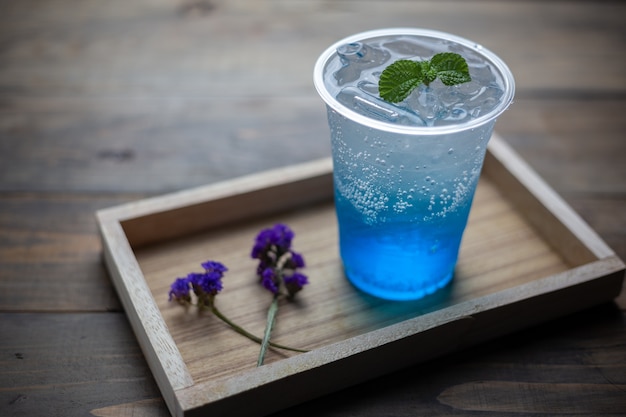 vaso de soda helada azul de Hawai en la mesa