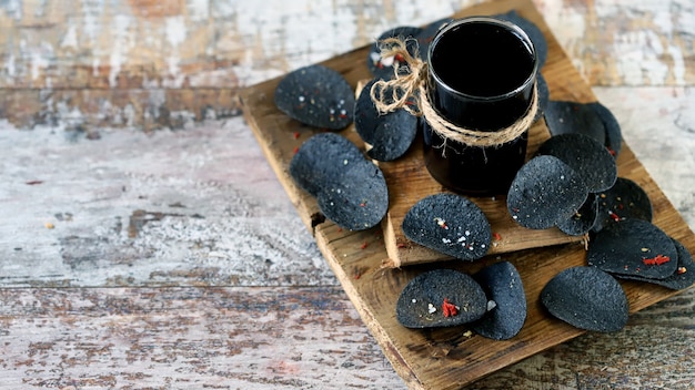 Vaso de soda negro y chips negros