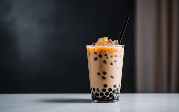 Un vaso de té de burbujas con hielo y té de burbujas en una mesa.