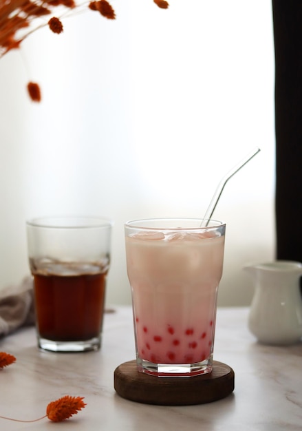 Un vaso de té de burbujas con pajita