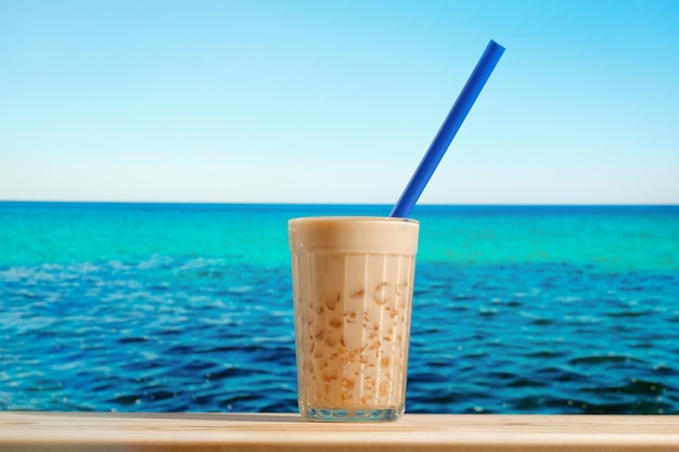 Vaso de té de burbujas en la playa