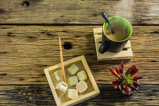 Un vaso de té caliente en la mesa de madera vieja.