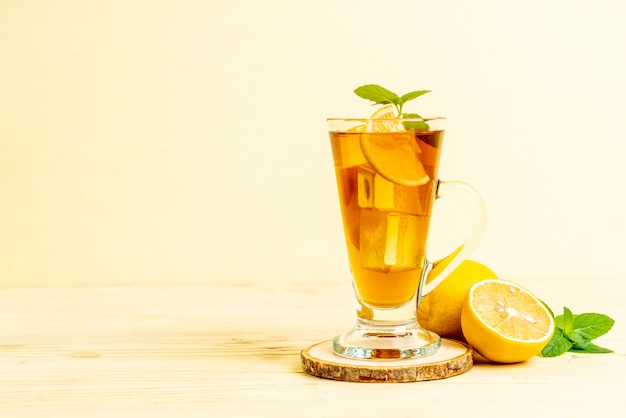 vaso de té helado de limón con menta