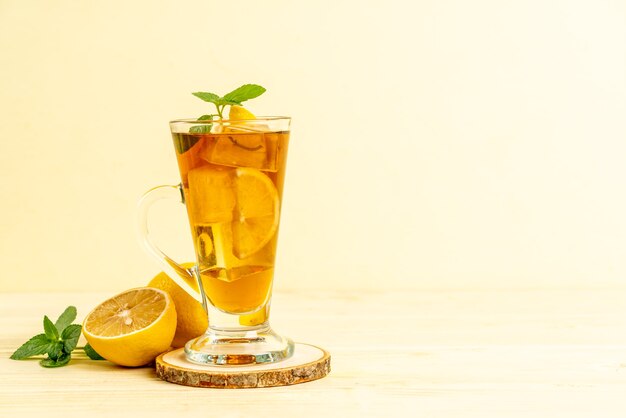 vaso de té helado de limón con menta