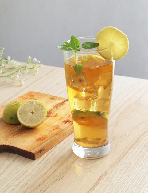 Foto un vaso de té helado de limón con menta