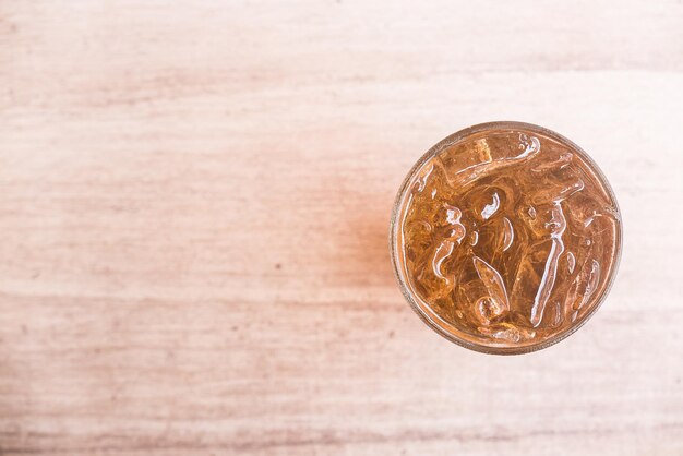 Vaso de té con hielo y limón