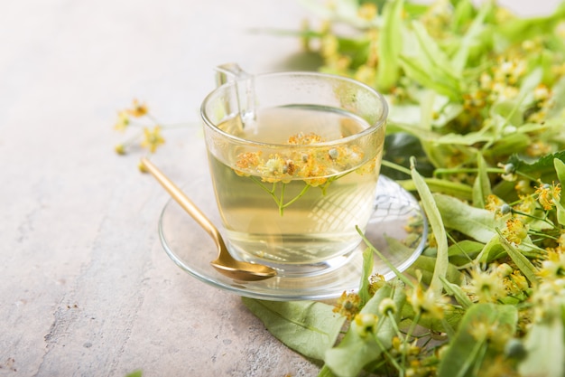 Vaso de té de hierbas con flores de tilo