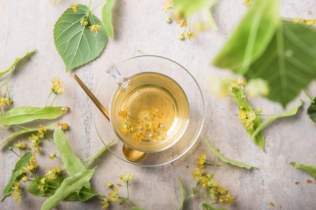 Vaso de té de hierbas con flores de tilo