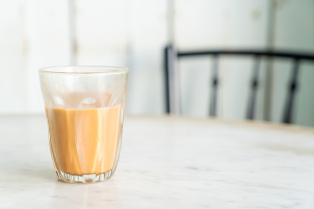 Vaso de té con leche tailandesa caliente en la mesa