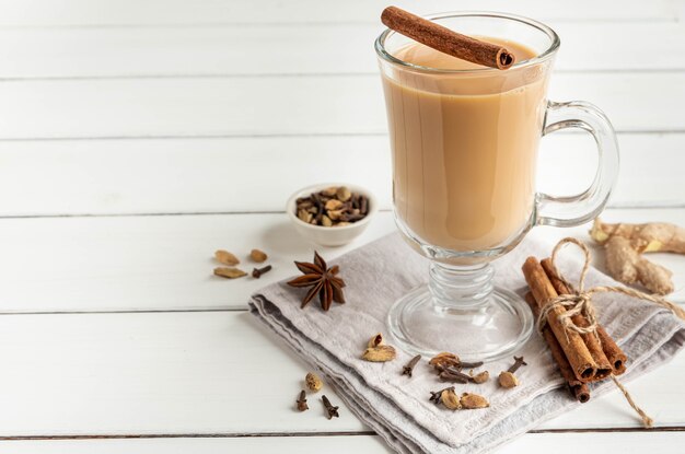 Un vaso de té masala indio caliente elaborado con especias aromáticas y leche.