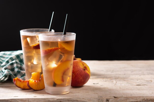 Vaso de té de melocotón con cubitos de hielo