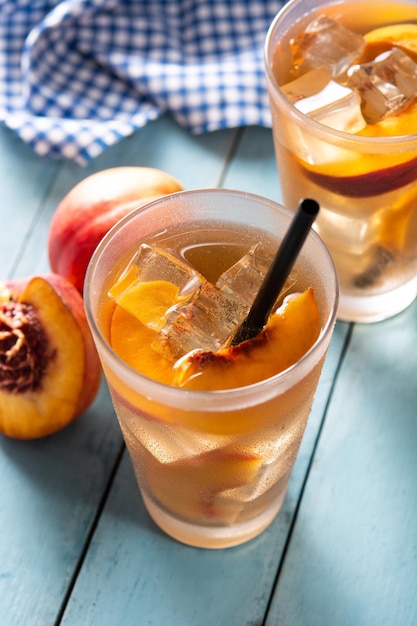 Vaso de té de melocotón con cubitos de hielo