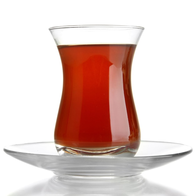 Vaso de té turco aislado en blanco