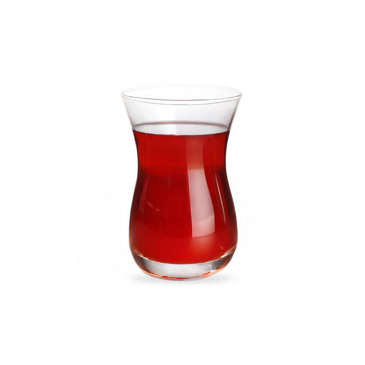 Un vaso de té turco aislado sobre un fondo blanco