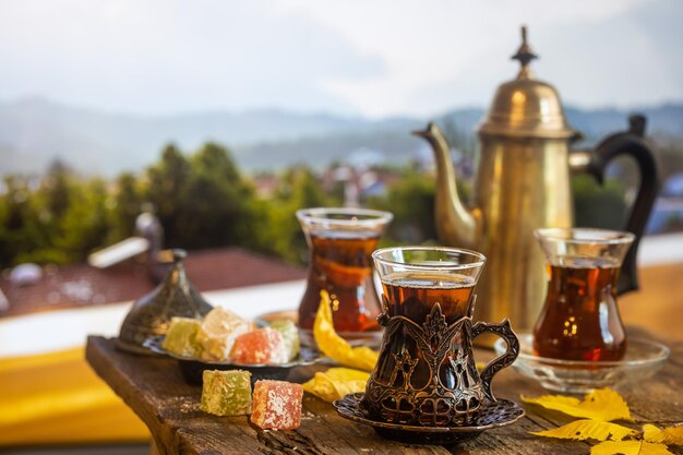 Vaso de té turco servido en estilo tradicional con vista al aire libre de verano