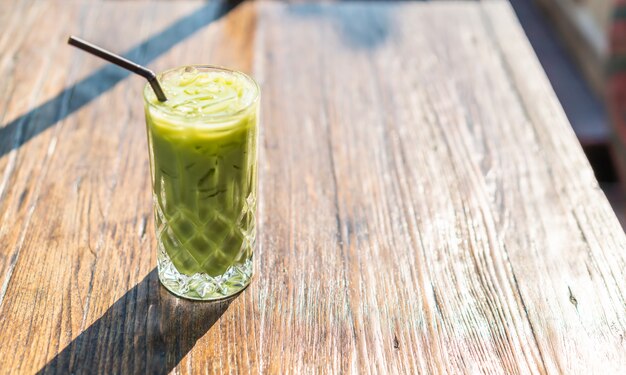 vaso de té verde matcha helado sobre la mesa