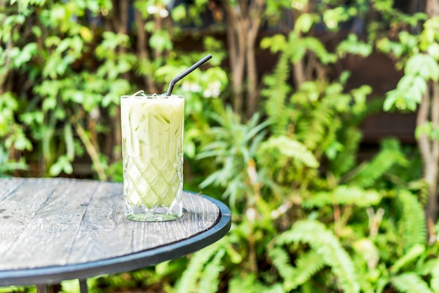 vaso de té verde matcha helado sobre la mesa