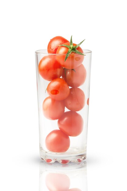 Vaso con tomates cherry sobre un fondo blanco.