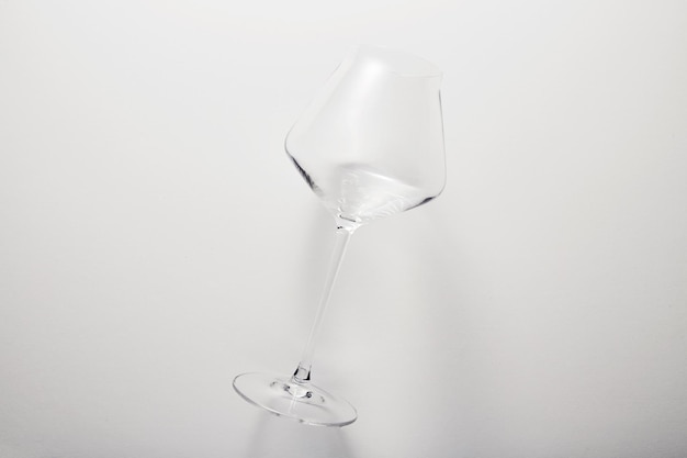 Vaso transparente vacío en tallo delgado para vino