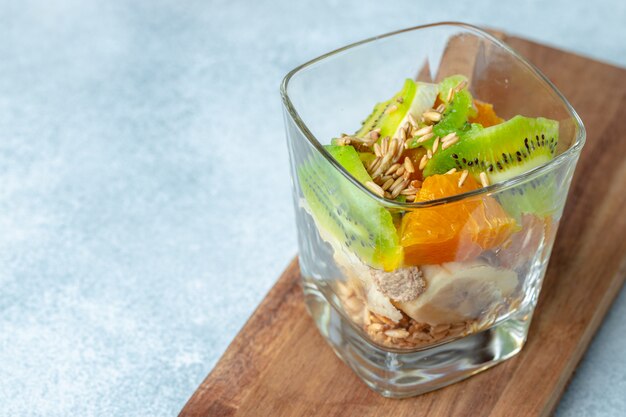 Vaso con trozos de fruta y muesli de avena