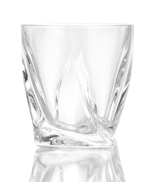 Vaso vacío aislado en blanco